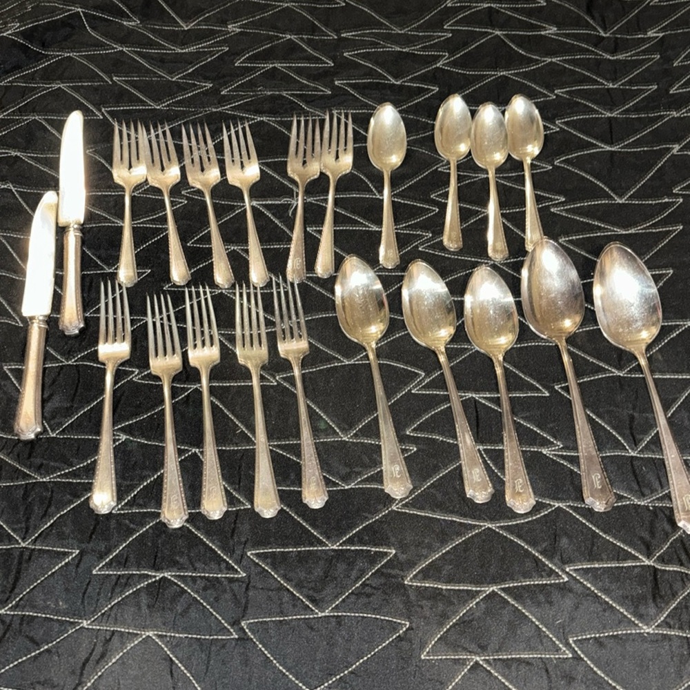 Vintage 22 piece Tutor Plate oneida community made silverware